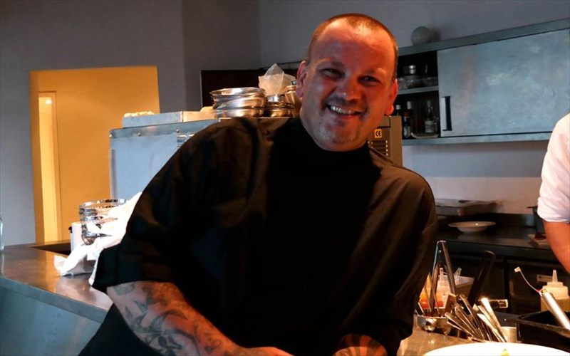 o-dimitris-skarmoutsos-se-live-cooking