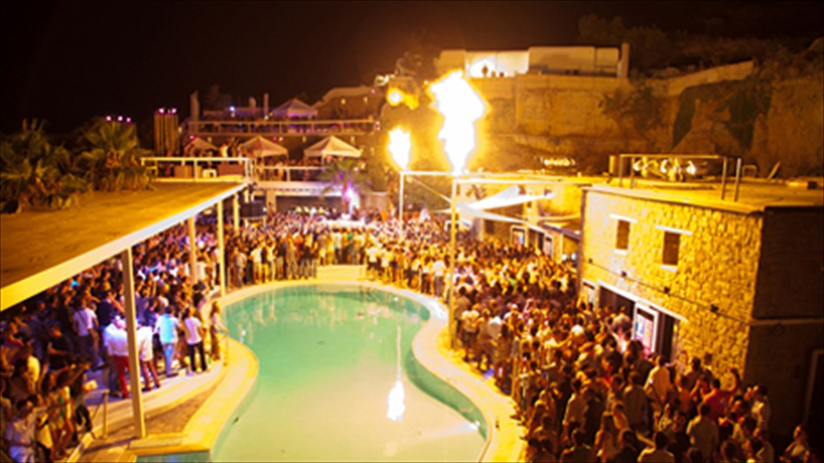 paradise-club-mykonos-mia-statheri-aksia-sti-nuxterini-diaskedasi