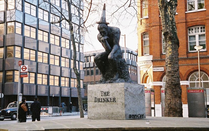 bgainei-sto-sfuri-to-klemmeno-glupto-tou-banksy