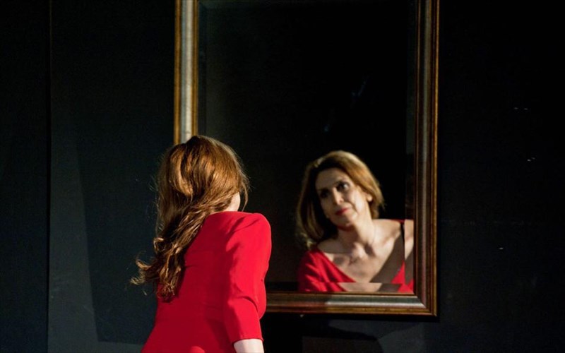 i-porni-apo-pano-me-tin-katerina-didaskalou-ksana-sti-skini