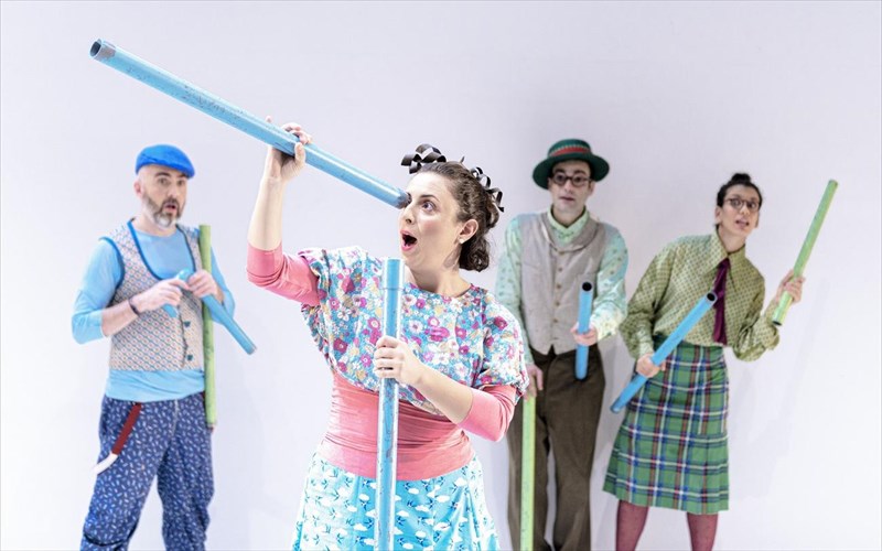 dipla-dipla-me-ta-paidia-sto-ethniko