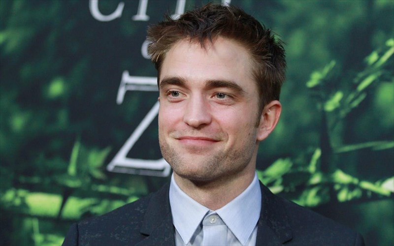 o-robert-pattinson-diabaze-kritikes-se-sex-shop-gia-na-pernaei-tin-ora-tou
