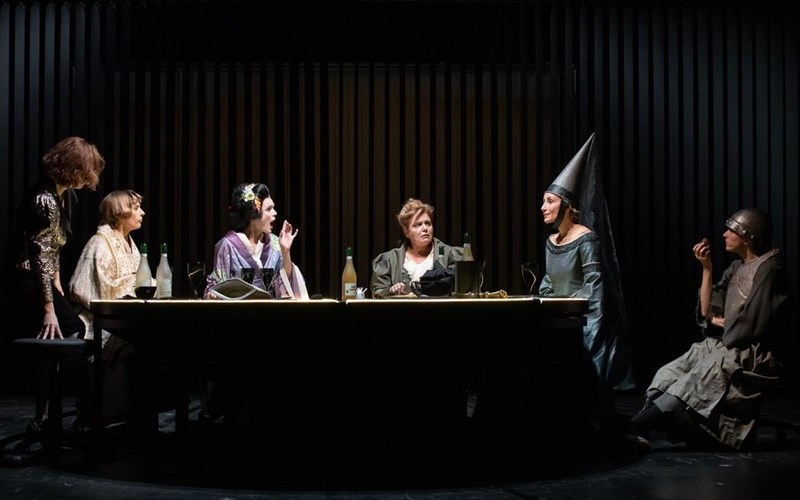 top-girls-feministiko-kai-mataio-to-kunigi-tis-eutuxias-sto-theatro-porta