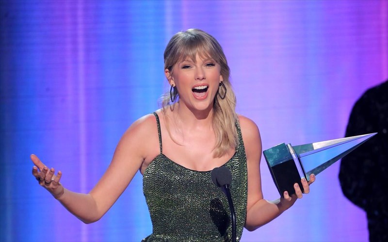 american-music-awards-2019-i-taylor-swift-anakiruxthike-kallitexnis-tis-dekaetias