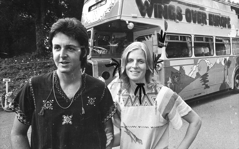 bgainoun-sto-sfuri-grammata-tis-linda-mccartney-gia-ton-paul