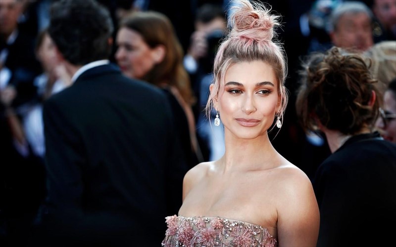 hailey-bieber-den-eimai-egkuos-apla-mou-aresei-para-polu-to-fagito