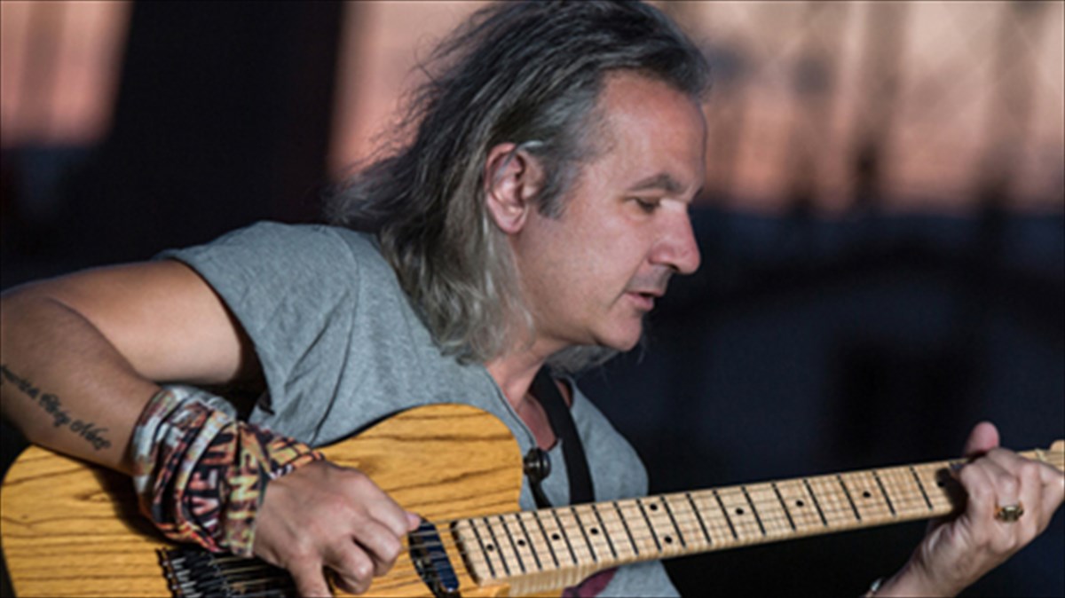 o-xristos-thibaios-me-to-gkazi-sto-kokkino