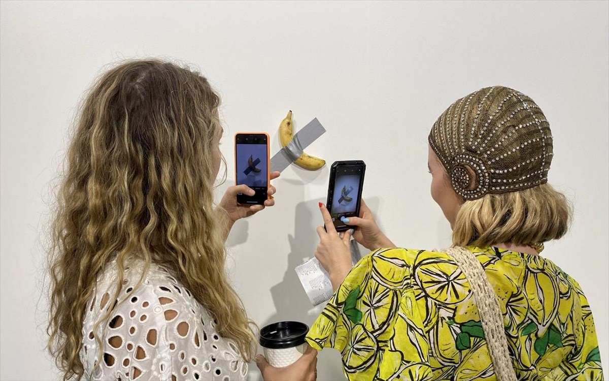 maurizio-cattelan-comedian