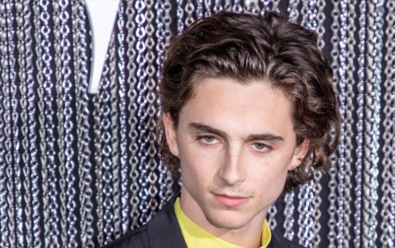 o-timothee-chalamet-anakiruxthike-pio-kalontumenos-andras-ston-kosmo