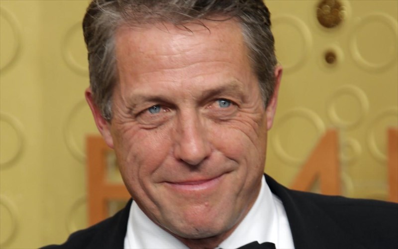 o-hugh-grant-rixnei-to-ganti-sta-trolls-me-ti-fotografia-sullipsis-tou-to-1995