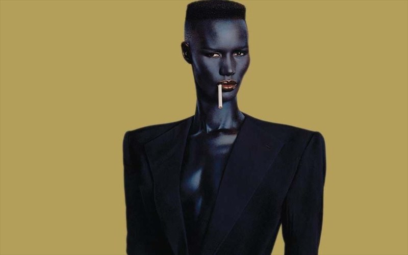 oi-paragogoi-tou-no-time-to-die-prospathisan-na-ta-broun-me-tin-grace-Jones