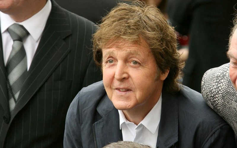 o-eufantastos-skiouros-tou-paul-mccartney-bazei-plori-gia-tin-othoni-tou-netflix