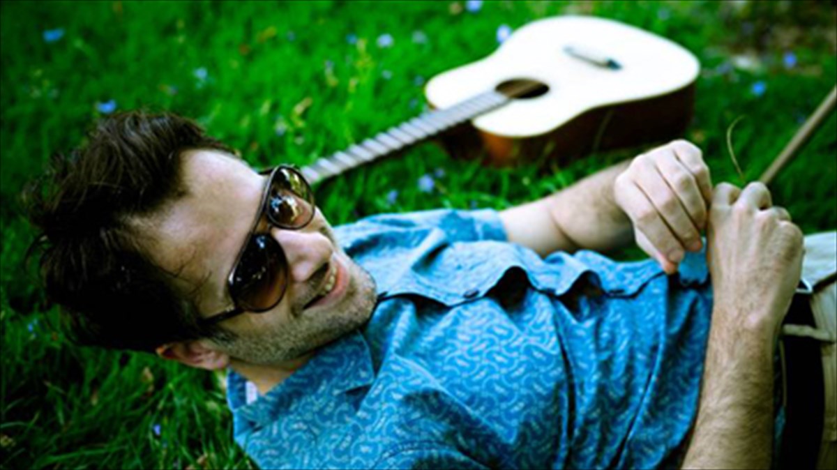 o-kostis-marabegias-rixnei-tin-aulaia-tou-1ou-benaki-festival