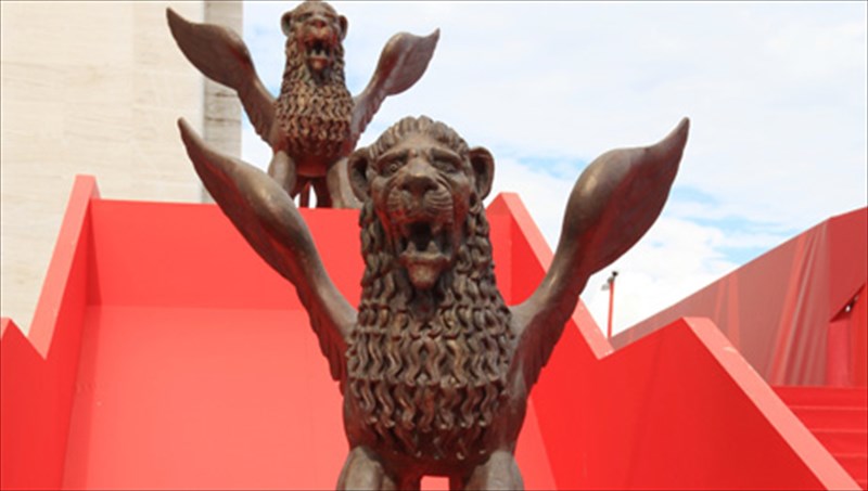 poies-tainies-diekdikoun-ton-xruso-leonta