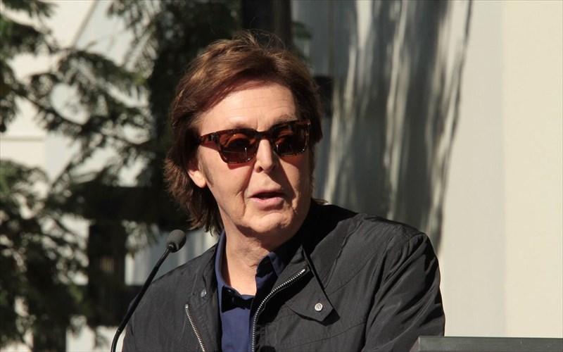 o-paul-mccartney-ebgale-xristougenniatiko-almpoum-apokleistika-gia-tin-oikogeneia-tou
