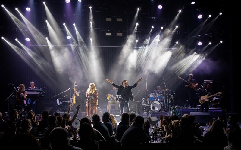 ena-bradu-sabbatou-me-tonbasilipapakonstantinou-kai-tibioleta-ikari