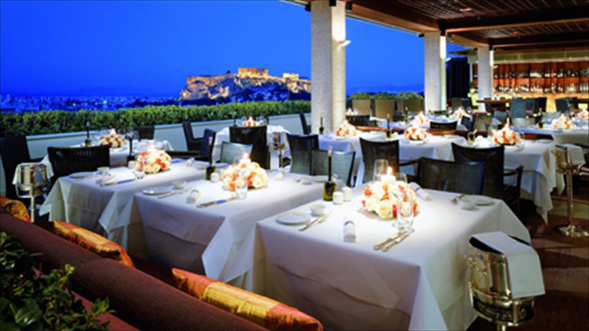 trapezi-me-thea-se-olo-ton-planiti