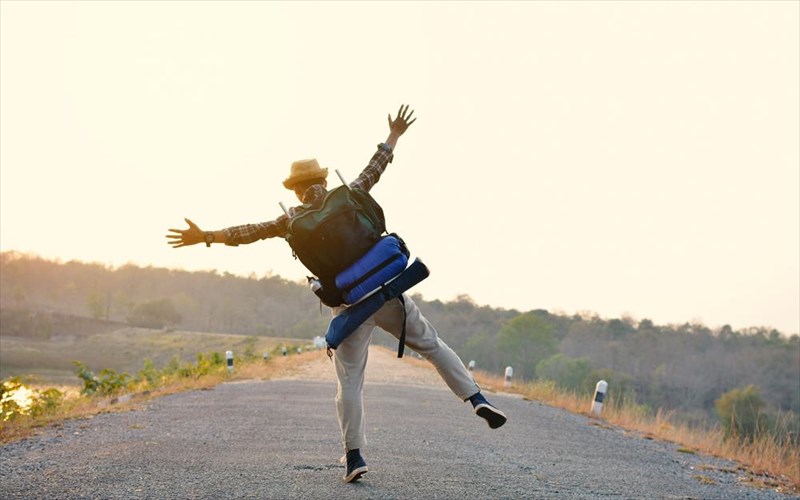 ti-kanei-tous-taksidiotes-eutuxismenous