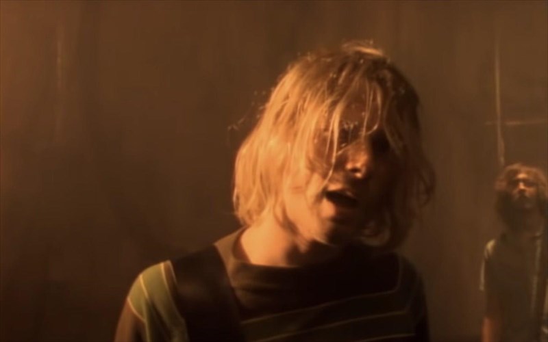 to-smells-like-teen-spirit-ton-nirvana-kseperase-to-ena-disekatommurio-views-sto-youtube