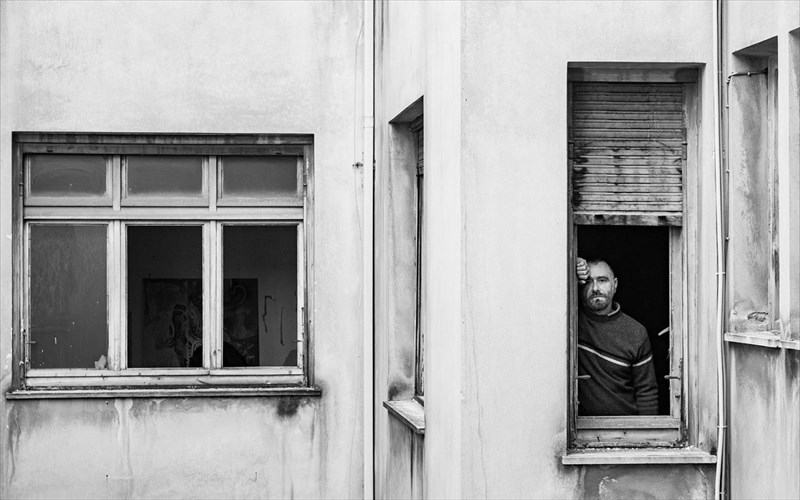 o-kosmos-einai-enas-to-neo-ergo-tou-konstantinou-bita-se-poiisi-gianni-ritsou