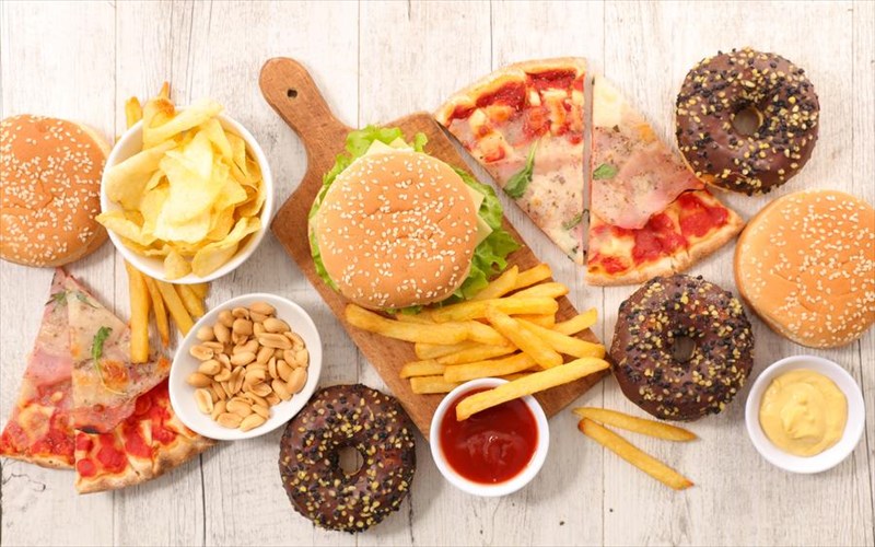 giati-mas-fainontai-toso-deleastika-ta-gluka-oi-pitses-kai-ta-mpergker