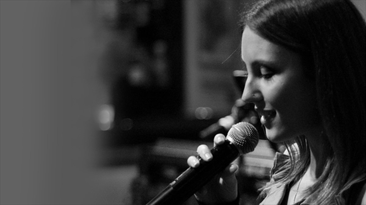 ellinika-kai-tourkika-tragoudia-apo-mia-smurnaiiki-foni