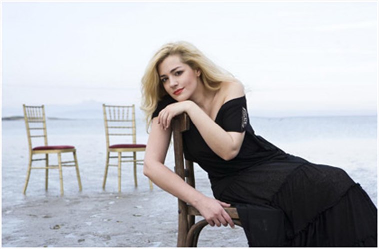 h-natassa-mpofiliou-me-eisitiria-dipla-stin-patra