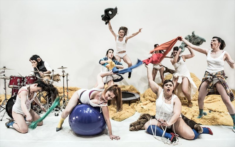 sto-ethniko-theatro-oi-gunaikes-fonazoun-kai-tora-o-kosmos-kosmos