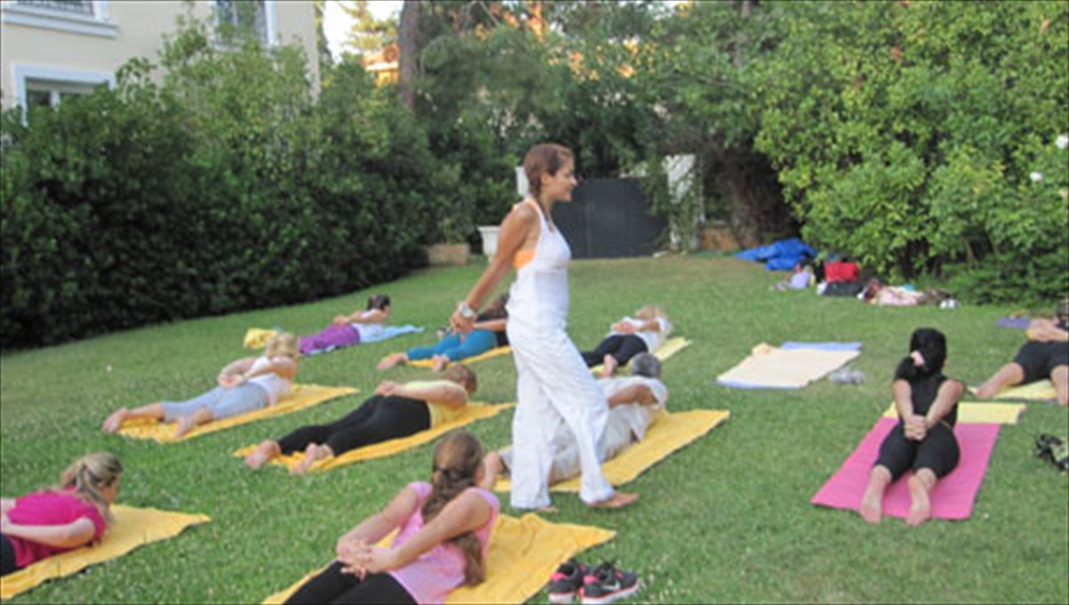 nirvana-yoga-gia-kalokairino-xalaroma-se-ena-taksidi-aisthiseon