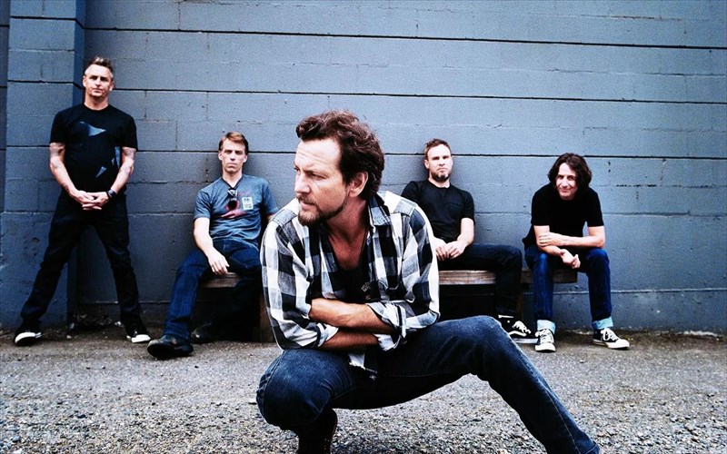 oi-pearl-Jam-epistrefoun-tin-anoiksi-me-neo-disko