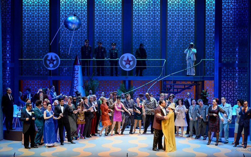 mia-nuxterida-gia-ta-80-xronia-tis-ethnikis-lurikis-skinis