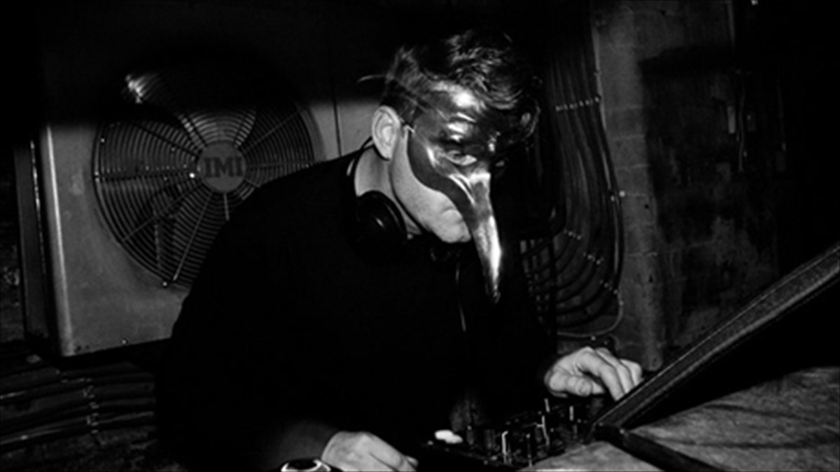 enas-ainigmatikos-berolinezos-sta-decks-tou-bolivar