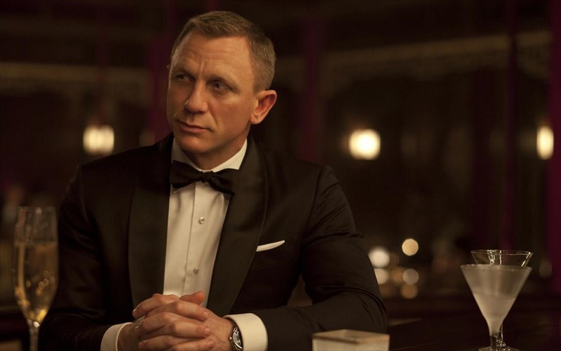 o-James-bond-leei-oxi-sto-alkool-en-ora-upiresias