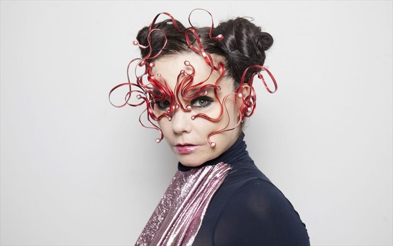 i-björk-egrapse-mousiki-gia-ksenodoxeio-me-ti-boitheia-texnitis-noimosunis