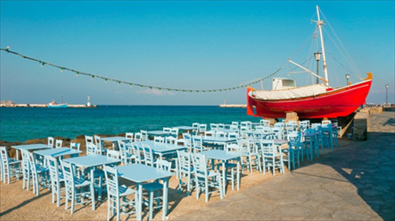 i-elliniki-kouzina-mesa-apo-ta-matia-ton-touriston