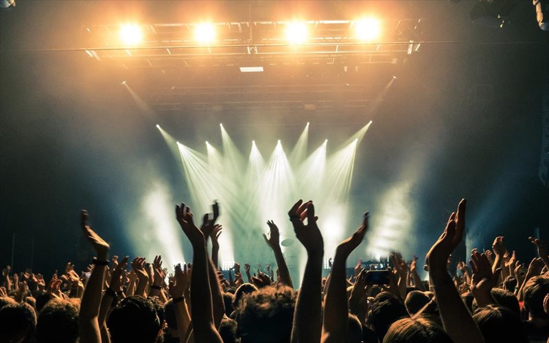 red-hot-chili-peppers-massive-attack-dido-kai-oles-oi-megales-sunaulies-tou-kalokairiou