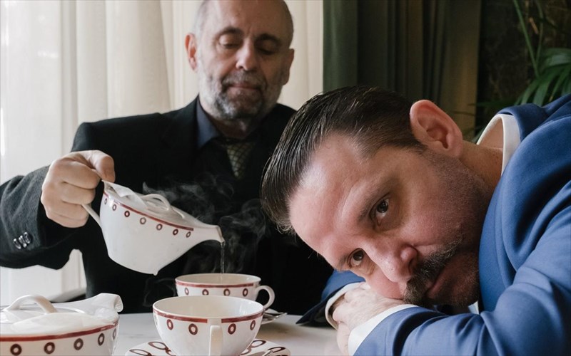 o-sotiris-xatzakis-skinothetei-ton-dimitri-mulona-sto-slouth