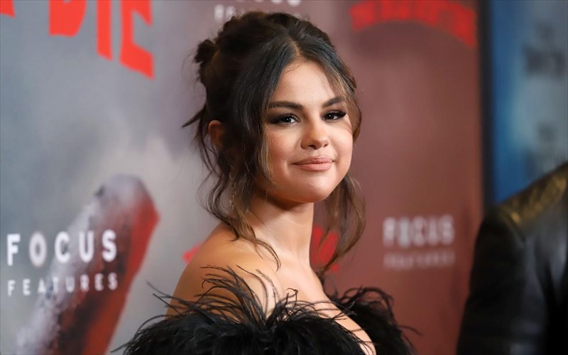 i-selana-gomez-lansarei-mia-spanias-omorfias-seira-kalluntikon