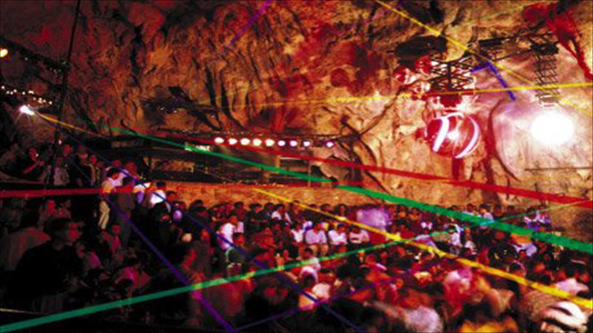 ta-pio-ekkentrika-clubs-tou-kosmou