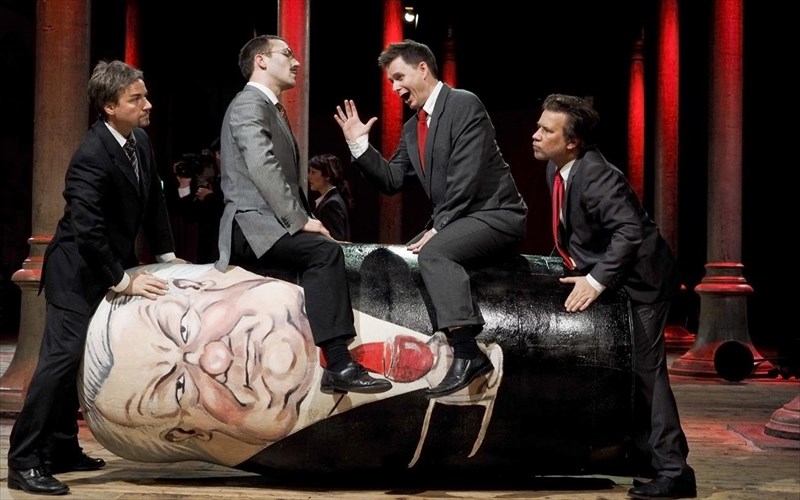 i-brabeumeni-opera-xontorkofski-tou-perikli-liakaki-stin-enallaktiki-skini-tis-els