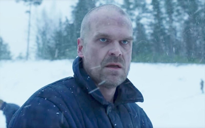 stranger-things-4-o-hopper-epistrefei-apo-tin-rosia-me-agapi