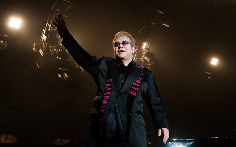 o-elton-John-exase-tin-foni-tou-kai-apoxorise-me-dakrua-apo-tin-skini
