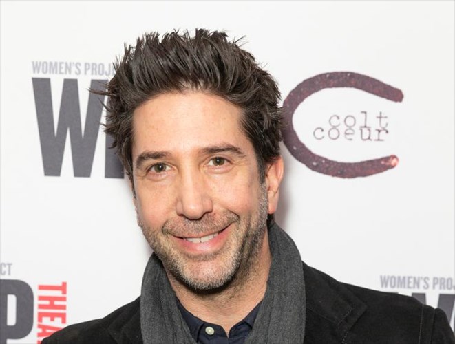 david-schwimmer-pio-pithano-na-gurisoun-ta-filarakia-para-oi-oasis