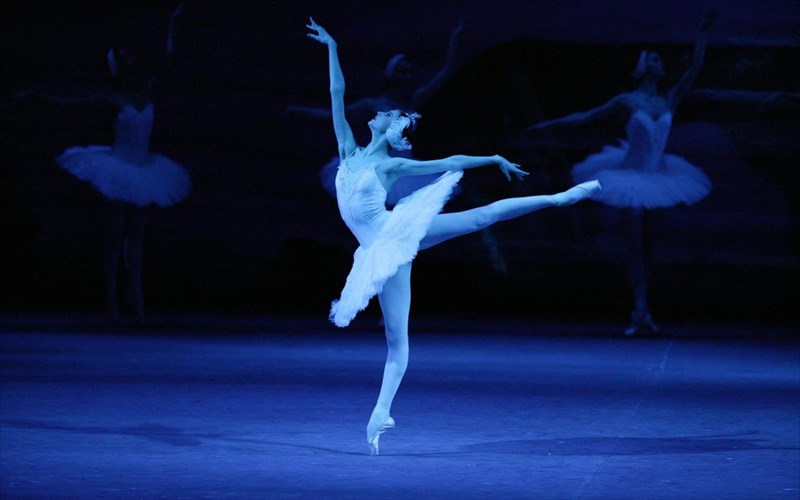 i-limni-ton-kuknon-zontana-apo-tin-mosxa-sto-megaro