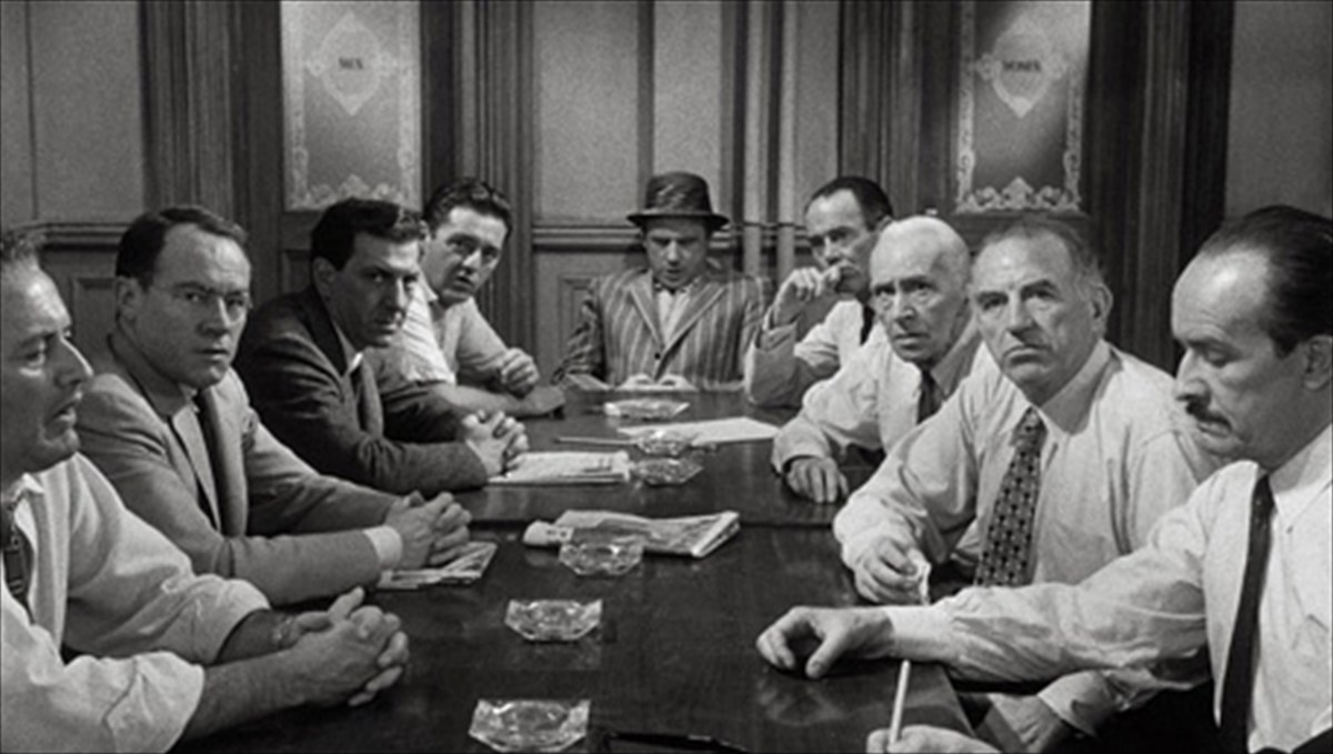 oi-dodeka-enorkoi-ena-apo-ta-kalutera-dikastika-thriler-olon-ton-epoxon