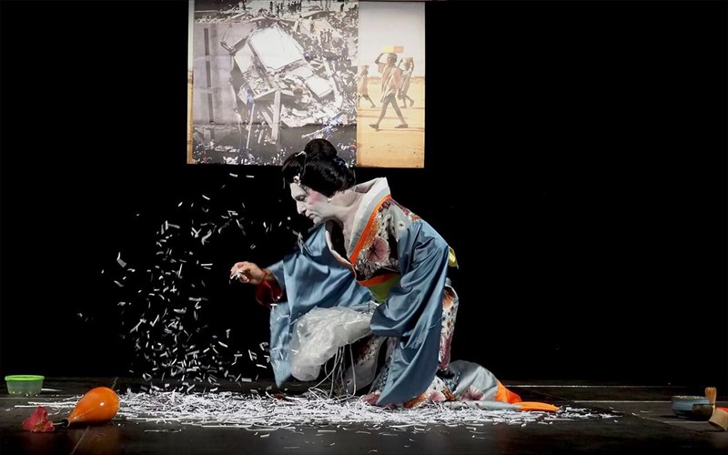 o-marios-ioannou-mas-proskalei-se-ena-tea-ceremony