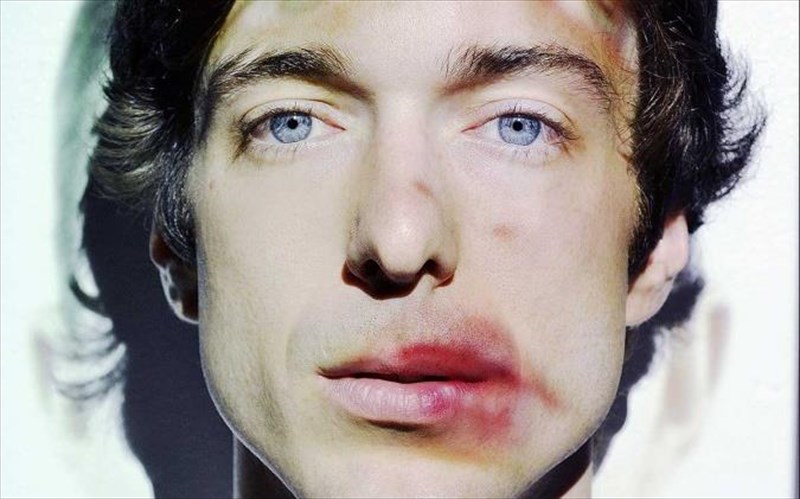 to-apaixto-stin-ellada-katopin-eortis-sti-skini-tou-theatrou-vault