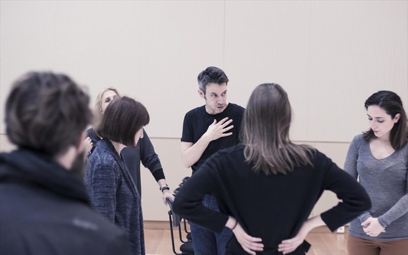 themelis-glunatsis-einai-suntiritiko-na-orizei-kaneis-ek-ton-proteron-ti-einai-epikairo