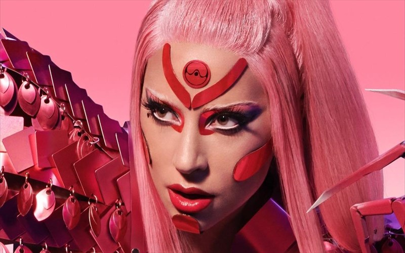 i-lady-gaga-fernei-ton-xoro-se-enan-makrino-planiti-me-to-stupid-love