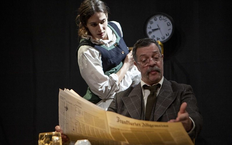 ena-braki-ksemprostiazei-mia-olokliri-koinonia-sto-theatroskrow